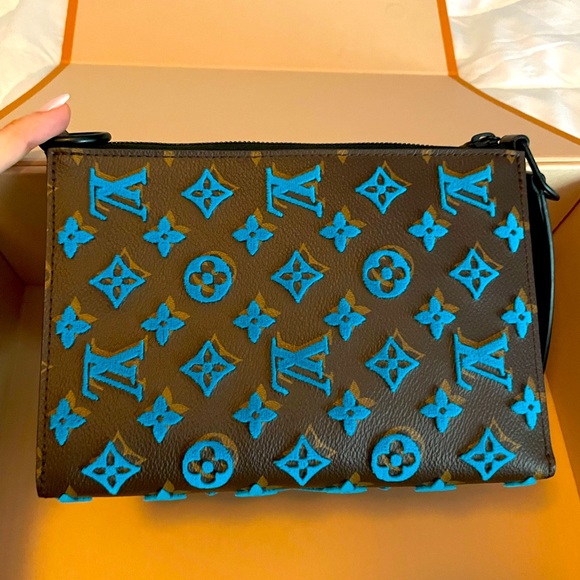 Louis Vuitton SS20 Monogram tuffetage messenger - Picture 1 of 7
